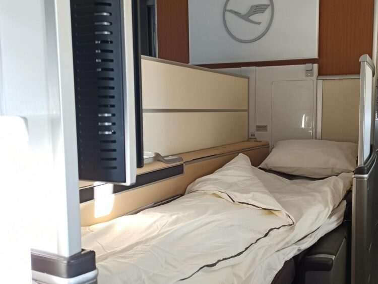 Review Lufthansa First Class Boeing 747 8 Mexico City Bett Unterer Teil
