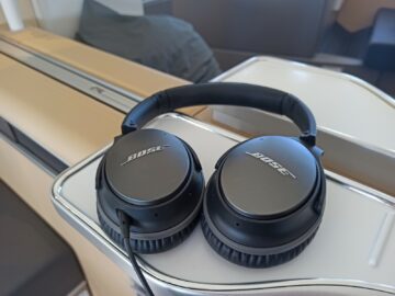 Review Lufthansa First Class Boeing 747 8 Mexico City Entertainment Kopfhoerer Oben