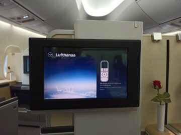Review Lufthansa First Class Boeing 747 8 Mexico City Entertainment Startbildschirm