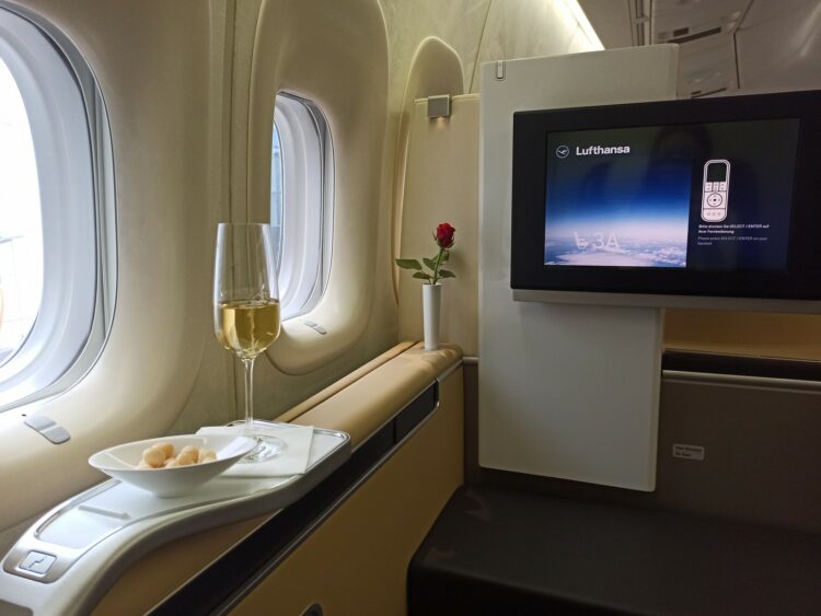 Review Lufthansa First Class Boeing 747 8 Mexico City Essen Begruessungsgetraenk