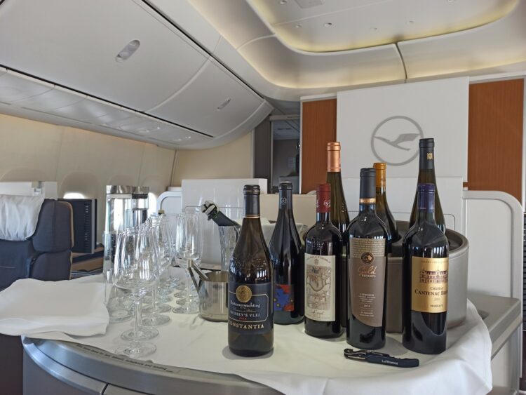 Review Lufthansa First Class Boeing 747 8 Mexico City Essen Weine Gedeckt