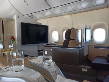 Review Lufthansa First Class Boeing 747 8 Mexico City Kabine Blick Mittelreihe Auf Rechte Seite