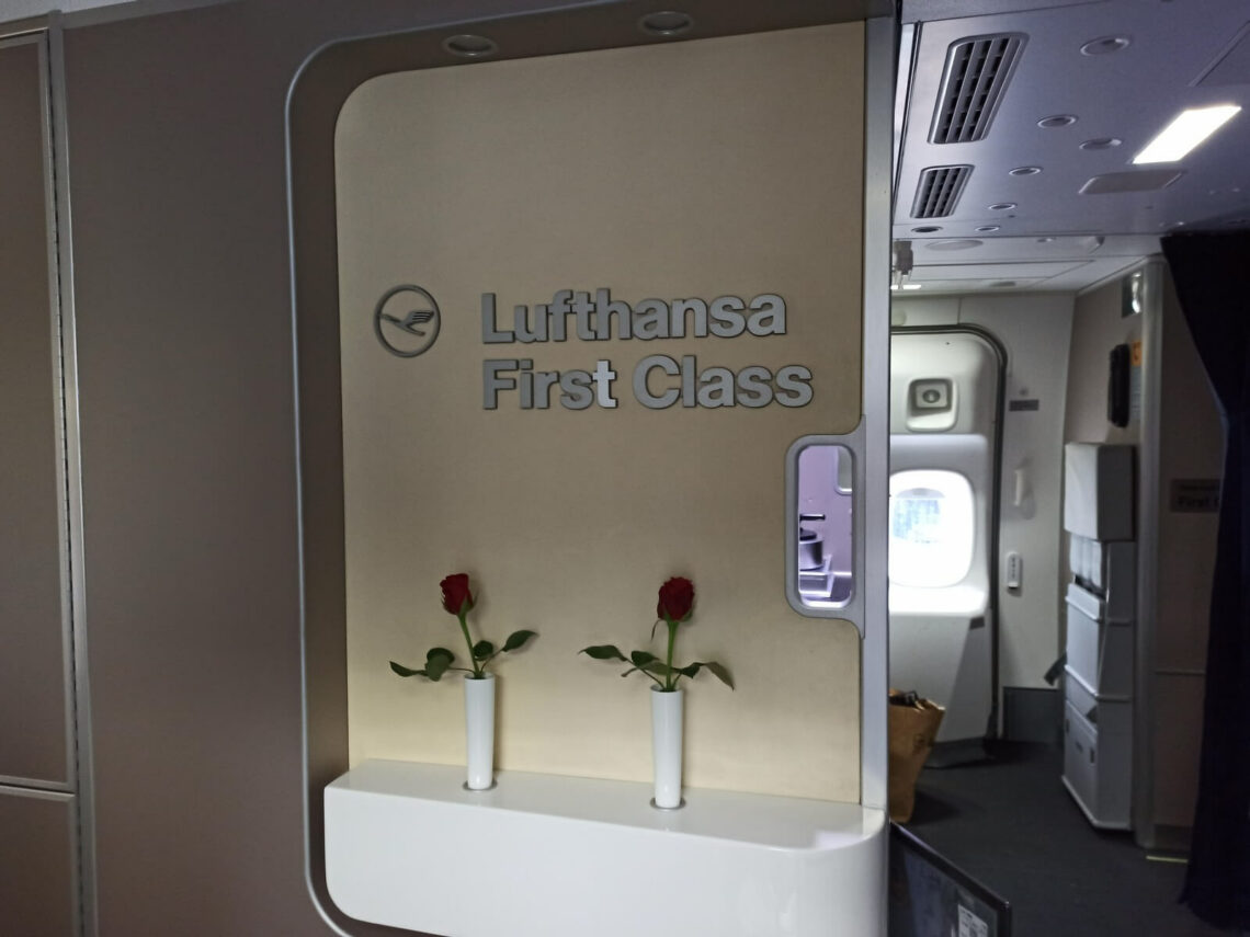 Review Lufthansa First Class Boeing 747 8 Mexico City Kabine Eingang