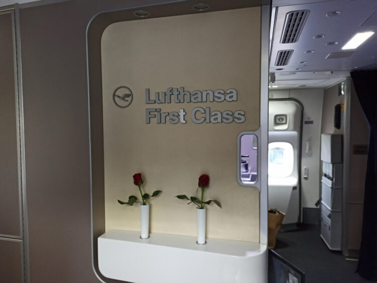Review Lufthansa First Class Boeing 747 8 Mexico City Kabine Eingang