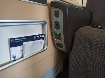 Review Lufthansa First Class Boeing 747 8 Mexico City Sitz Anschluesse