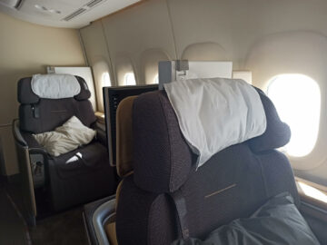 Review Lufthansa First Class Boeing 747 8 Mexico City Sitz Kopfstuetze