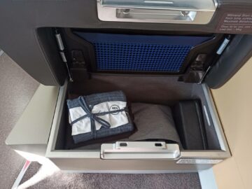Review Lufthansa First Class Boeing 747 8 Mexico City Sitz Ottoman Stauraum