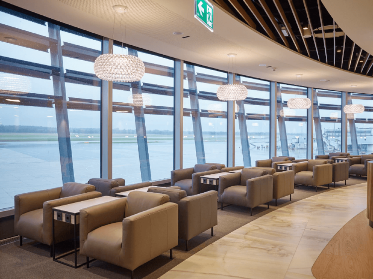 Flughafen Wien Terminal 2 Neue Lounge Fensterfront Copyright