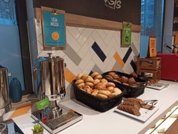 Hampton By Hilton Frankfurt Airport Fruehstueck Broetchen