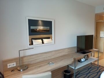 Hampton By Hilton Frankfurt Airport Zimmer Anrichte