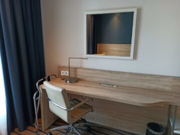 Hampton By Hilton Frankfurt Airport Zimmer Schreibtisch