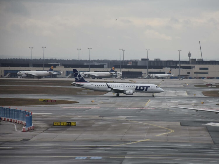 Lot Polish Airlines Flugzeug Embraer Erj 190