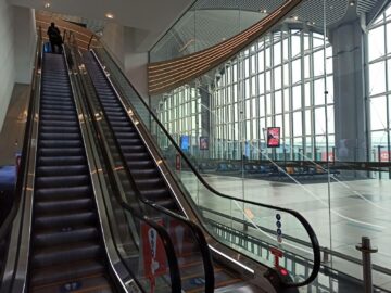Turkish Airlines Business Lounge Istanbul Eingang Rolltreppe