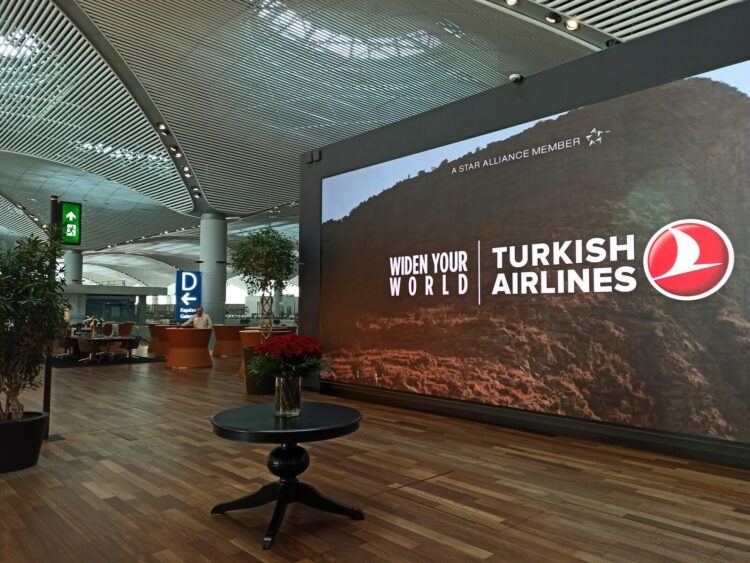 Turkish Airlines Business Lounge Istanbul Vorderer Teil Leinwand