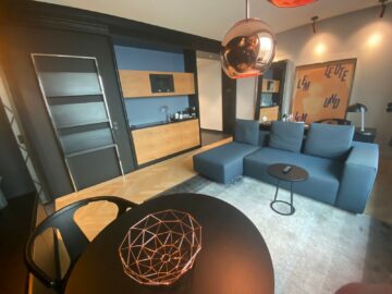 Andaz Muenchen Schwabinger Tor Andaz View Suite Wohnzimmer 2