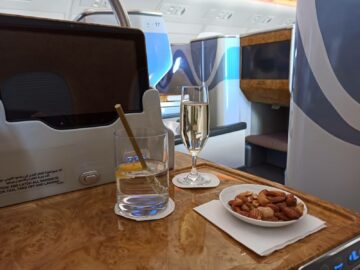 Emirates Business Class A380 Essen Champagner Nuesse Cocktail