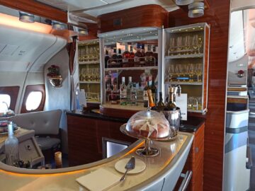 Emirates Business Class A380 Onboard Lounge Kuchen