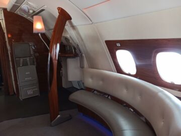 Emirates Business Class A380 Onboard Lounge Sitzgelegenheit