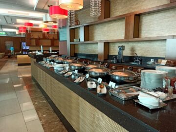Emirates Business Class Lounge Dubai Concourse A Buffett Fruehstueck