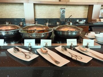 Emirates Business Class Lounge Dubai Concourse A Fruehstueck Warmes Essen