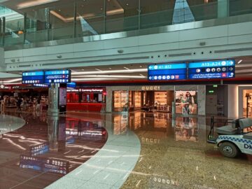 Emirates Business Class Lounge Dubai Concourse A Hinweisschilder Aufzug