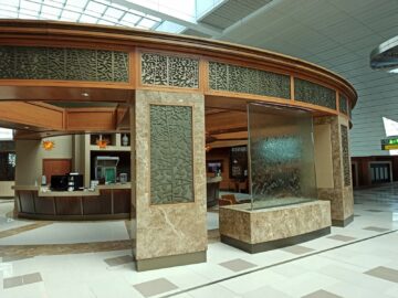 Emirates Business Class Lounge Dubai Concourse A Kleiner Wasserfall