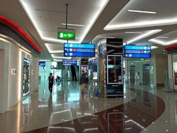 Emirates Business Class Lounge Dubai Concourse A Mehrere Hinweisschilder