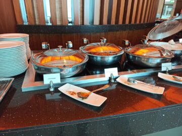 Emirates Business Class Lounge Dubai Concourse A Mittagessen Asiatisch
