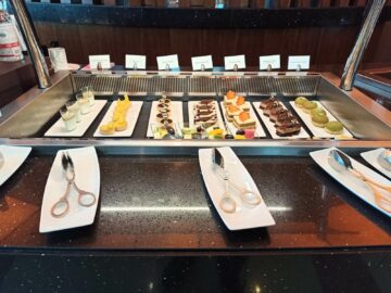 Emirates Business Class Lounge Dubai Concourse A Mittagessen Dessert