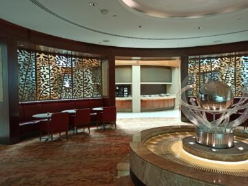 Emirates Business Class Lounge Dubai Concourse A Sitze Weltkugel