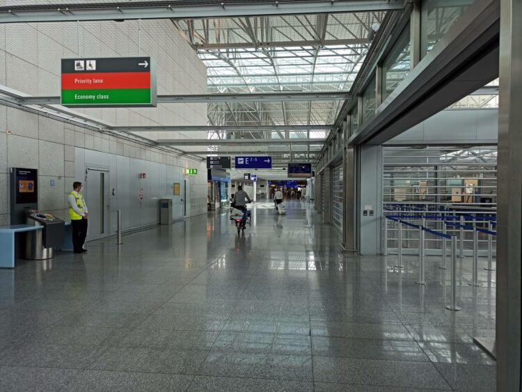 Frankfurt Flughafen Terminal 2 Sicherheitskontrolle
