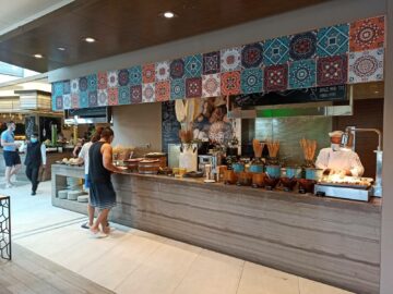 Hyatt Regency Dubai Creek Heights Fruehstueck Waffeln Muesli