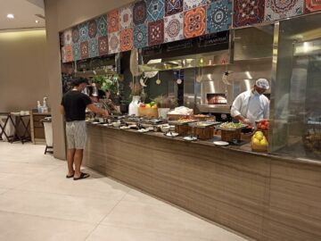 Hyatt Regency Dubai Creek Heights Fruehstueck Warmes Essen Geschmierte Brote