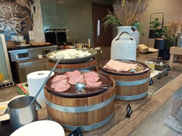 Hyatt Regency Dubai Creek Heights Fruehstueck Wurst
