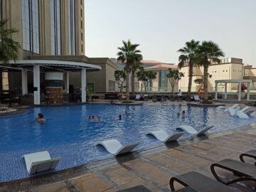 Hyatt Regency Dubai Creek Heights Pool Rechts