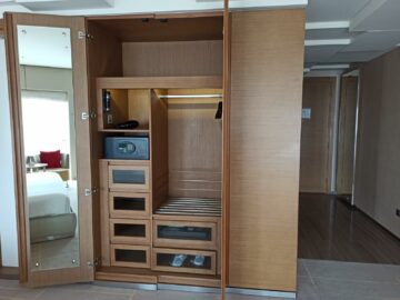 Hyatt Regency Dubai Creek Heights Schrank