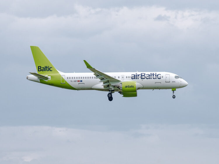 Flugzeug Air Baltic Airbus A220 300 Zurich