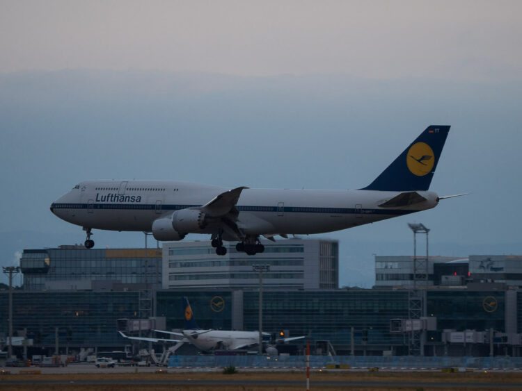 Flugzeug Lufthansa B747 800 Retro Livery 2 Frankfurt