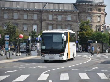 Lufthansa Express Bus Anfahrt Vor Bahnhof Strassburg