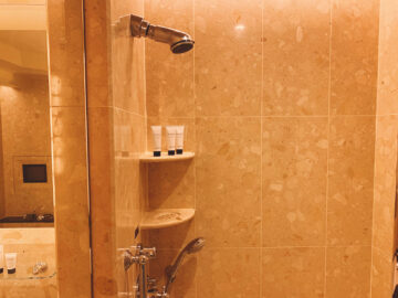 Peninsula Bangkok Dusche 2