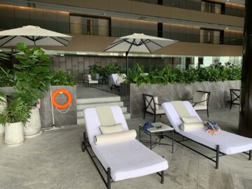 Sindhorn Kempinski Pool Liegen 1