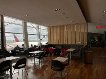 Air Canada Maple Leaf Lounge Montreal Essbereich