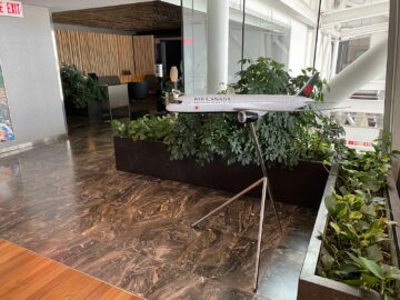 Air Canada Maple Leaf Lounge Montreal Flugzeugmodell