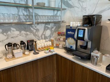 Air Canada Maple Leaf Lounge Montreal Kaffee Tee