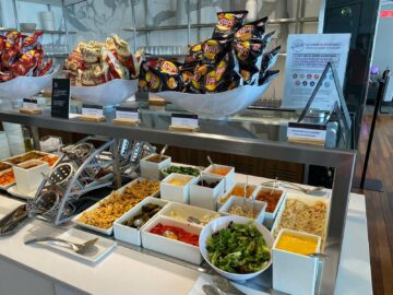 Air Canada Maple Leaf Lounge Montreal Kaltes Buffet
