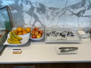 Air Canada Maple Leaf Lounge Montreal Nachtisch Obst