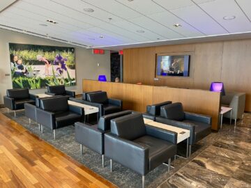 Air Canada Maple Leaf Lounge Montreal Sessel