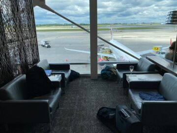Air Canada Maple Leaf Lounge Montreal Sessel Fensterfront