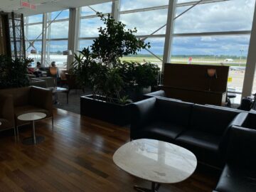 Air Canada Maple Leaf Lounge Montreal Sitzsofa