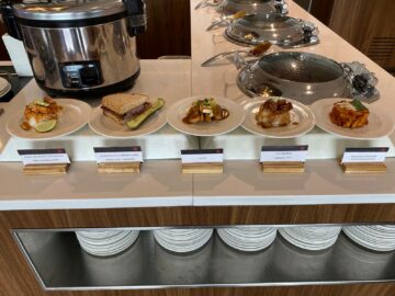 Air Canada Maple Leaf Lounge Montreal Warme Speisen